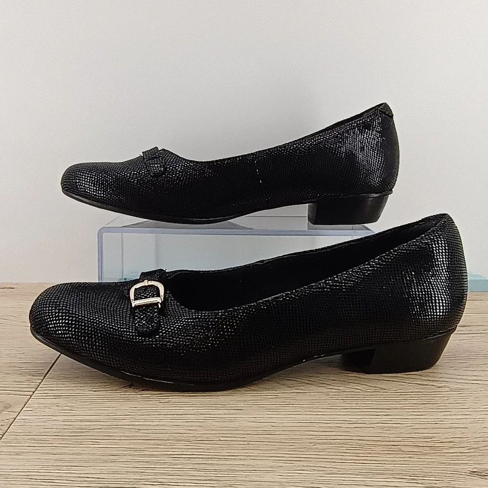 Clarks Women's 9 Black Leather Reptile Pumps Low Block Heel Work Casual Shoes